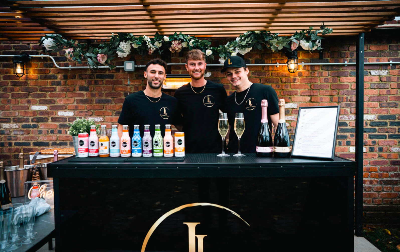 BOOK OUR POP-UP COCKTAILS AND BUBBLES BARS FOR YOUR INDOOR EVENTS 